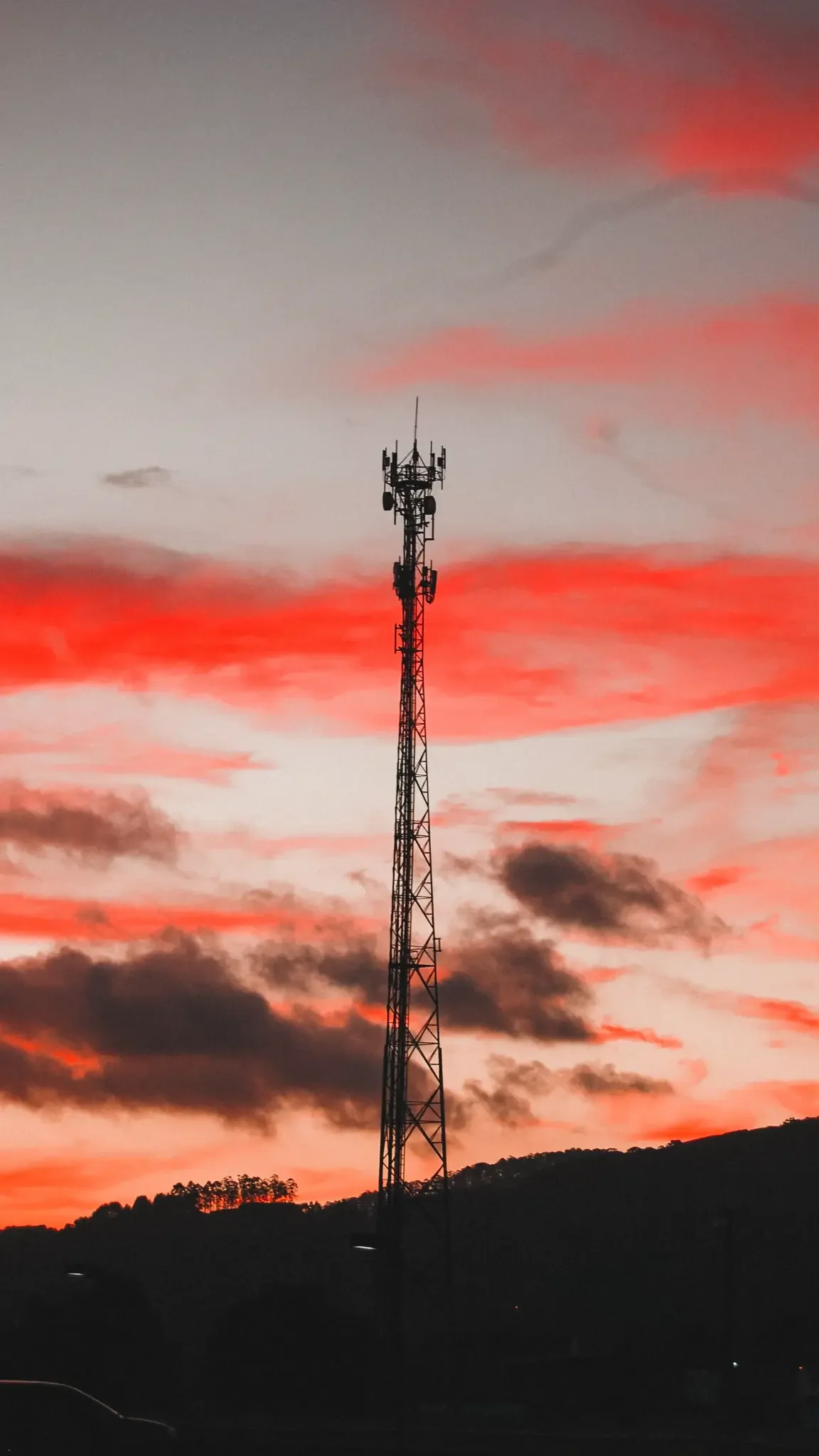Torre de telecomunicações ao pôr do sol