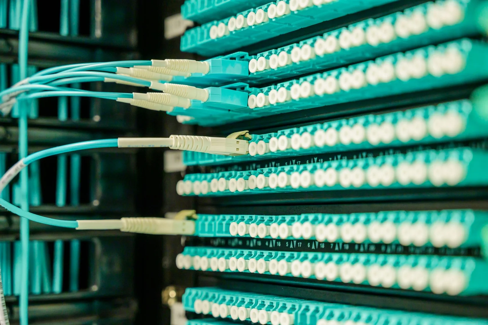 Conexões de fibra óptica em painel de rede